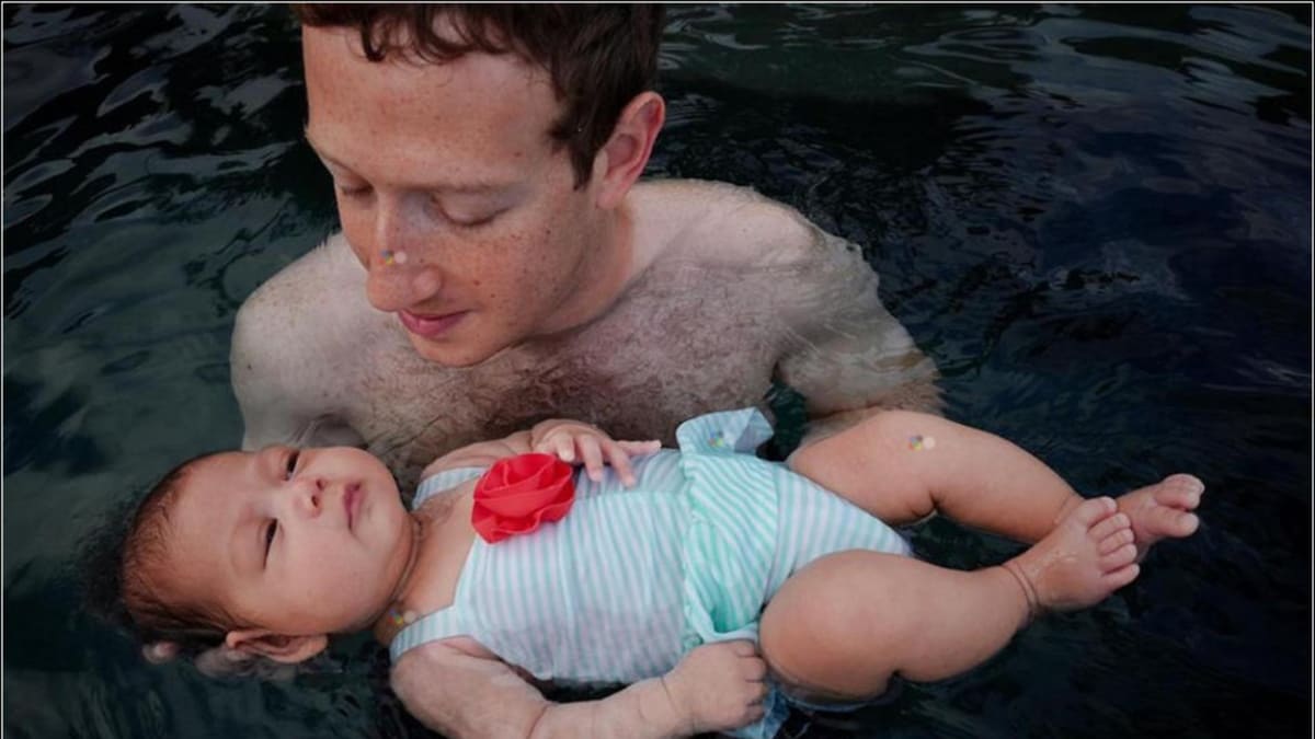 Mark Zuckerberg se svou dcerou Maximou na plavání.