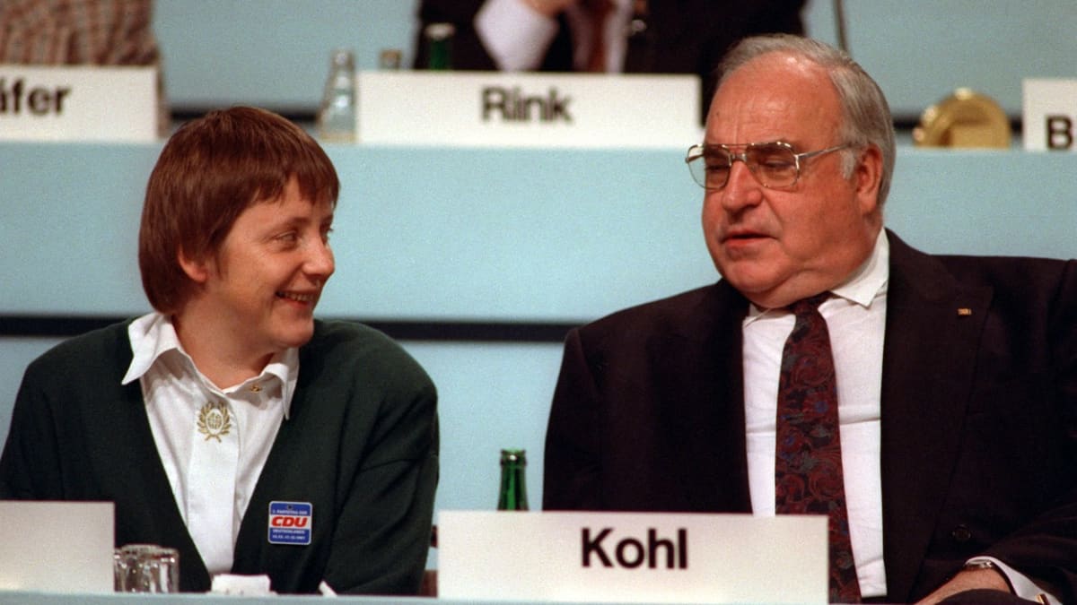 Angela Merkelová v roce 2001 se svým vzorem a učitelem Helmutem Kohlem.