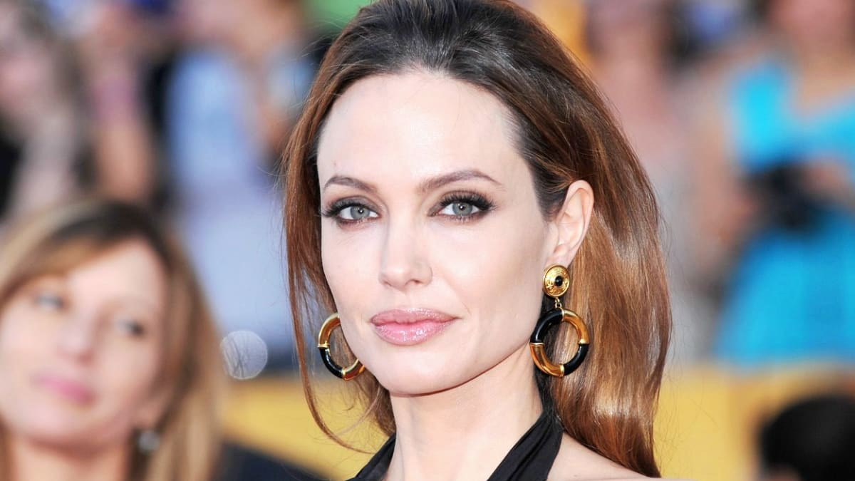 Angelina Jolie byla přistižena s mladým irským hercem na kávě.