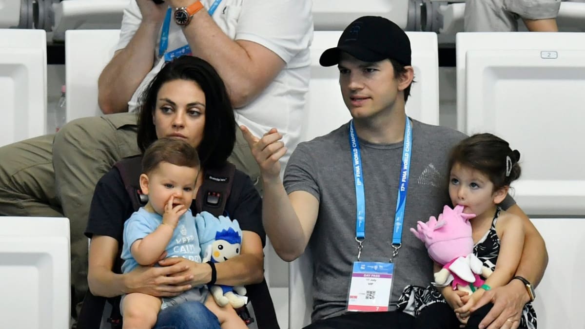 Mila Kunis a Ashton Kutcher se svými dvěma dětmi