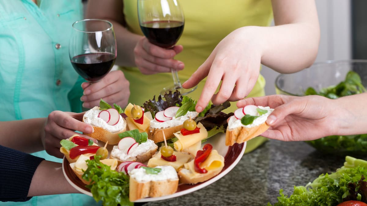 Co jíst a pít, když jste na dietě na oslavě či večírku?
