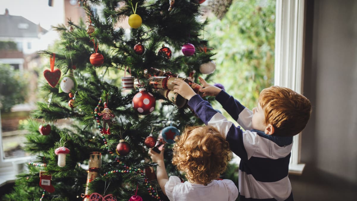 Dětské úrazy očí se často stávají během zdobení vánočního stromečku