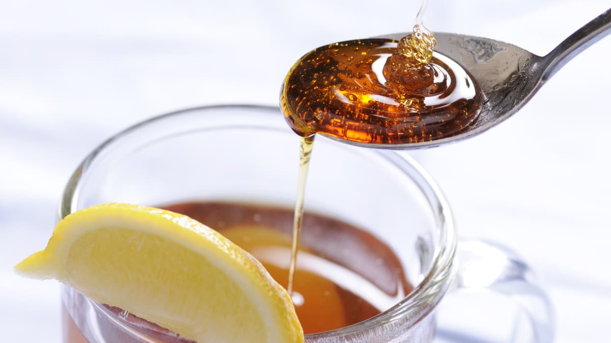 5 častých mýtů o medu: Vadí mu horký čaj a může se zkazit?