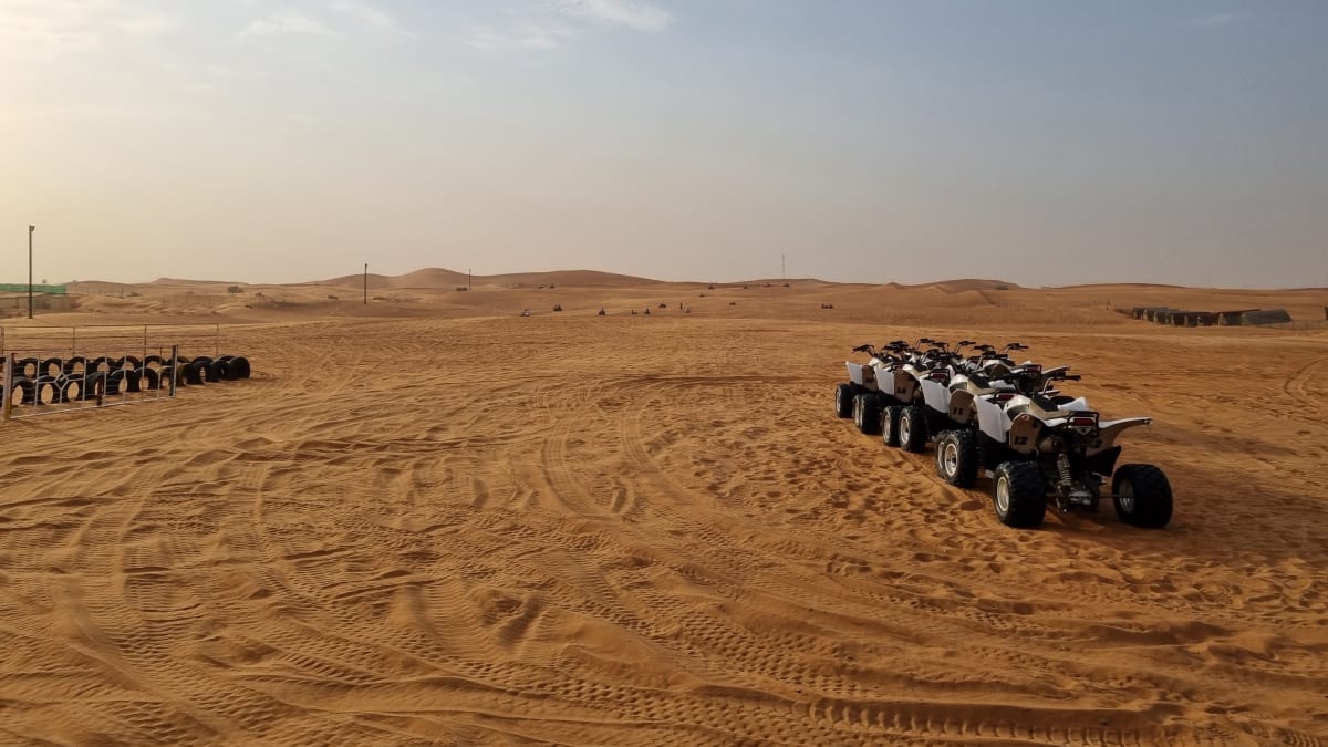 V dubajské poušti můžete sjíždět duny na sandboardu, projet se na velbloudu, na čtyřkolkách nebo vyrazit na pouštní safari.