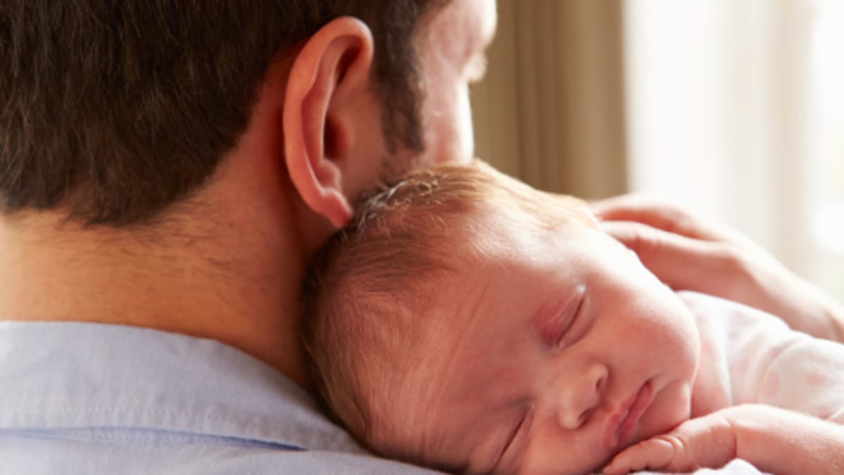 Výzkumy potvrzují, že muži, kteří si vzali volno hned po narození potomka, o něj později mnohem lépe pečovali
