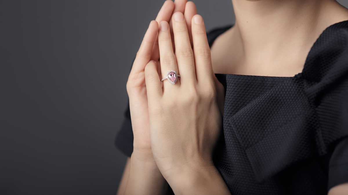 Ženy, které mají ukazováček přibližně stejně dlouhý jako prsteníček, mívají u mužů větší úspěch
