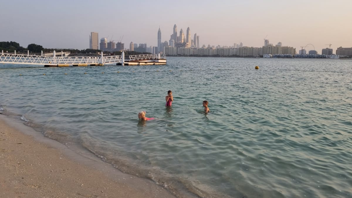 Během zimních měsíců je v Dubaji velmi příjemné počasí, teploty většinou kolem 30 až 35 °C.