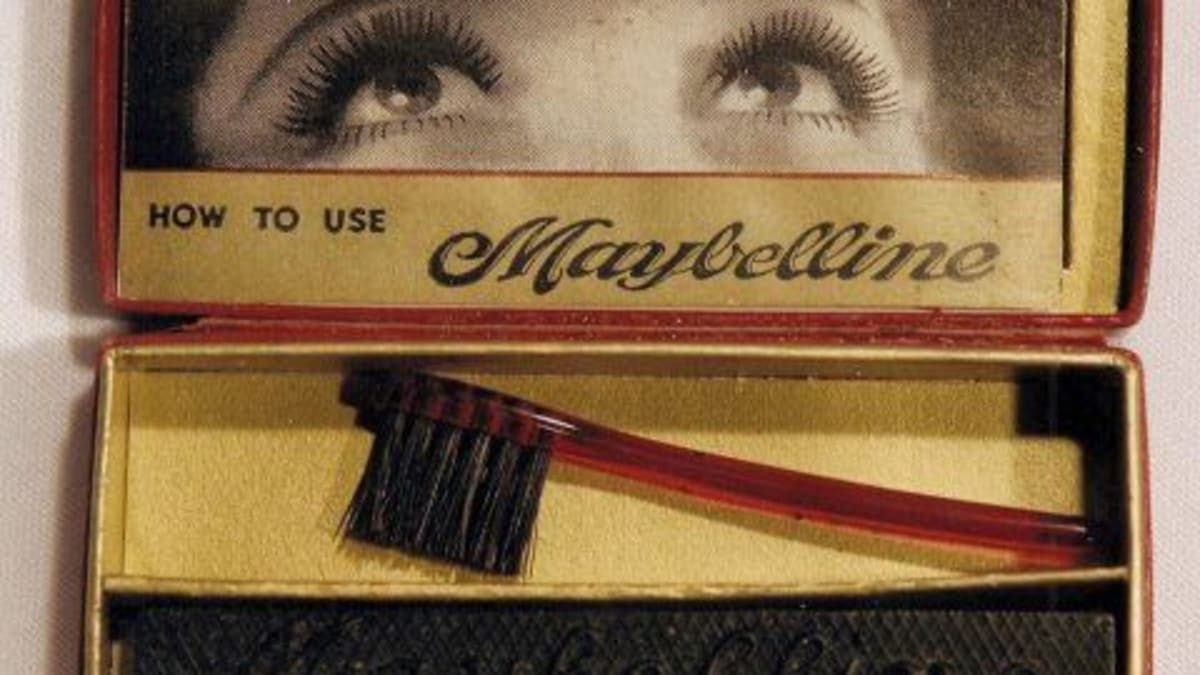 T. L. Williams v roce 1913 vyrobil řasenku z antracitového prášku a kosmetické vazelíny a pojmenoval ji po své sestře Mabel –  Maybelline.