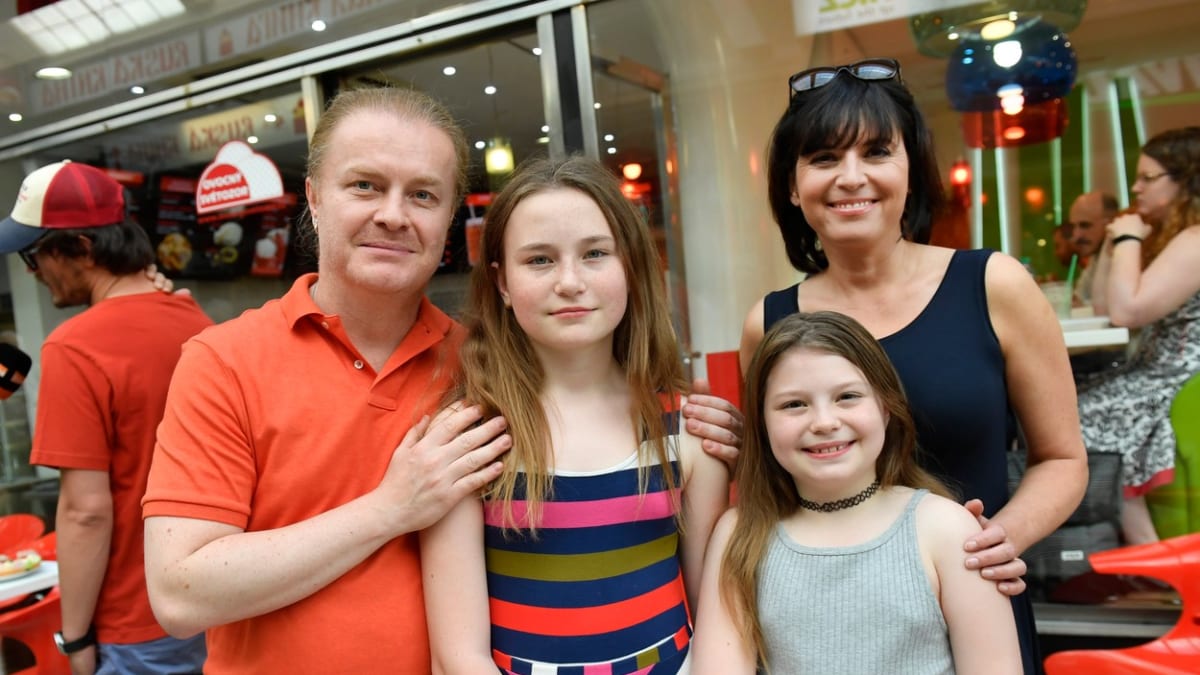 Pavel Šporcl s manželkou Bárou a s dcerami