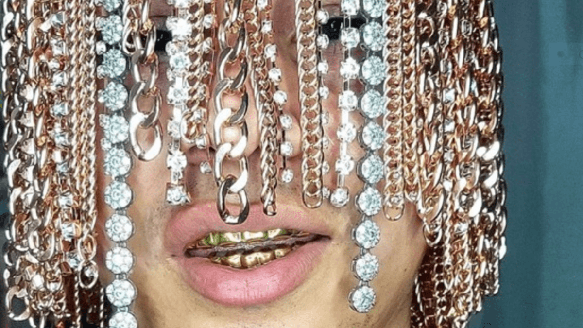 Mexicky rapper Dan Sur si nechal implantovat zlaté řetězy místo vlasů