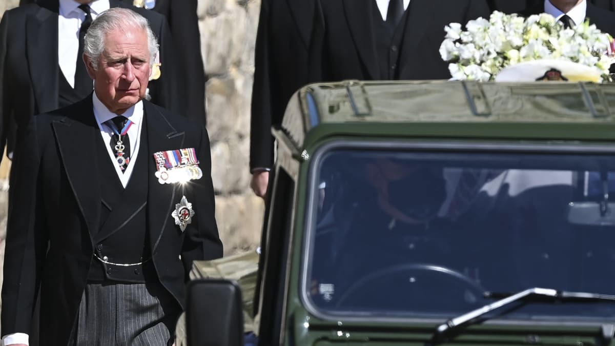 Princ Charles za rakví svého otce prince Philipa