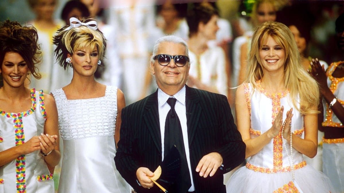 Karl Lagerfeld v roce 1996, kdy měl "pár" kil navíc