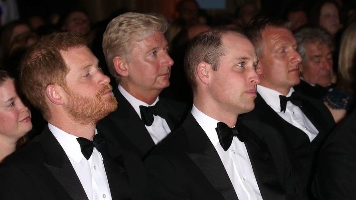 Princ Harry a William nepůjdou na pohřbu vedle sebe. Nebudou mít uniformy, budou v černém.