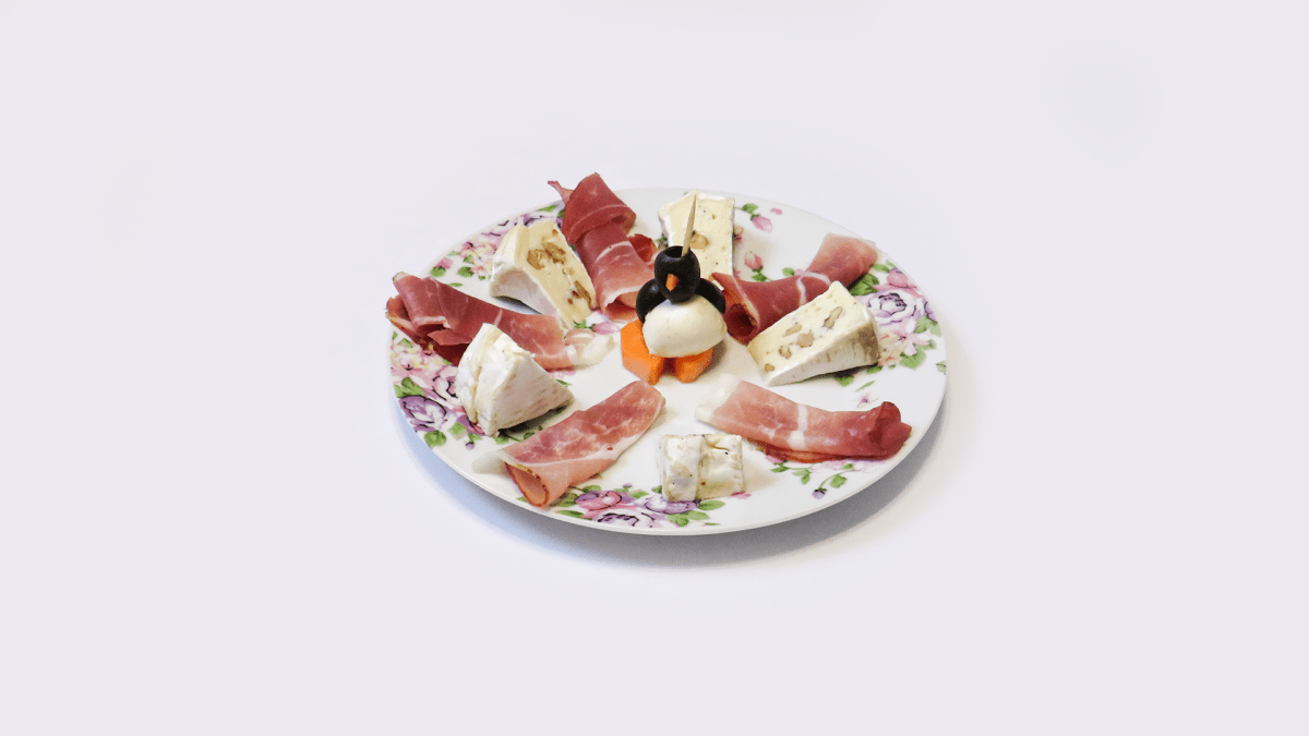 Tučňáček s plněným sýrem a domácí bagetkou