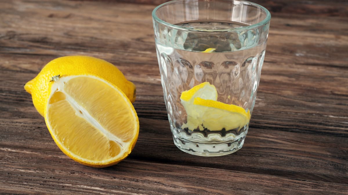 Zdá se, že pití vody s citronem po ránu má víc nevýhod, než pozitiv