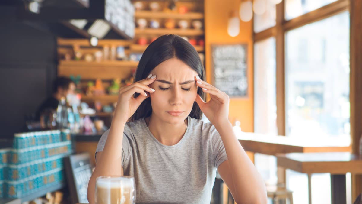 Trpíte po jídle bolestí hlavy? Toto bývá 6 nejčastějších důvodů