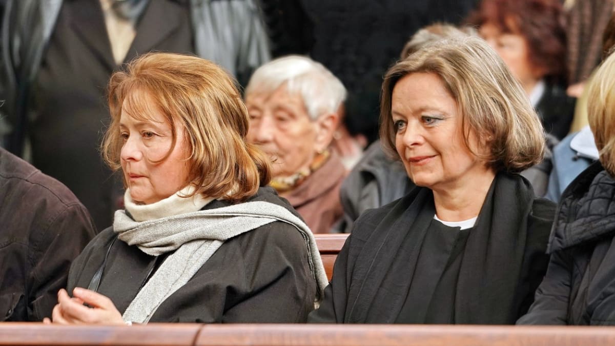 Sestry Libuše a Miroslava Šafránkovy na pohřbu Stanislava Zindulky (2019)
