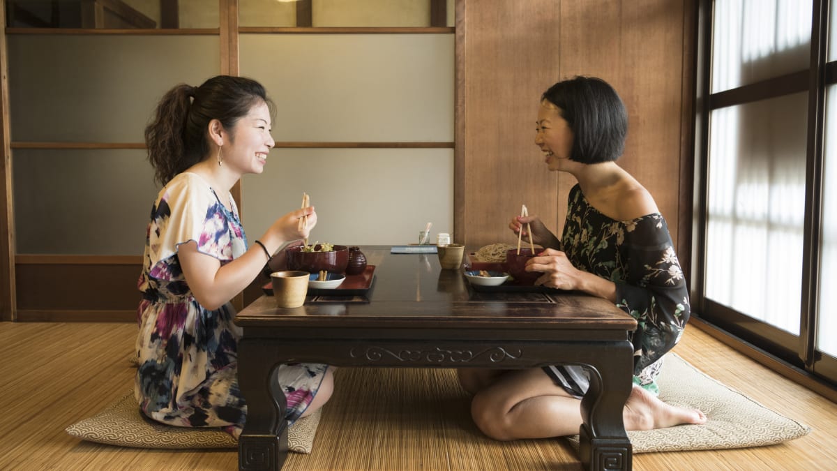 V Japonsku jsou zvyklí sedět na podlaze i v některých restauracích