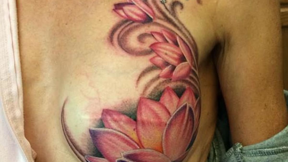 Po tetování mají ženy prsa jako umělecké dílo