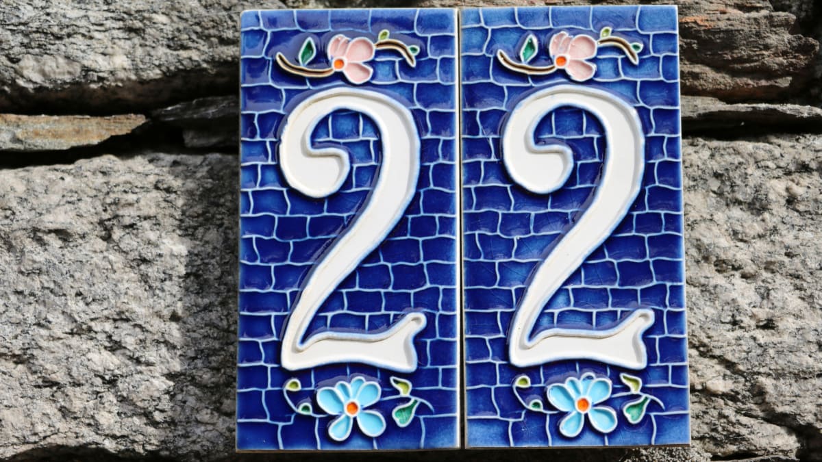 Dvacet dvojka je varovné číslo iluze a bludu, ale je to také mistrovské číslo