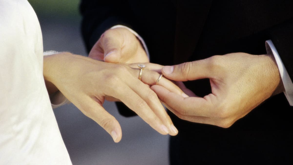 Navlékání snubního prstenu