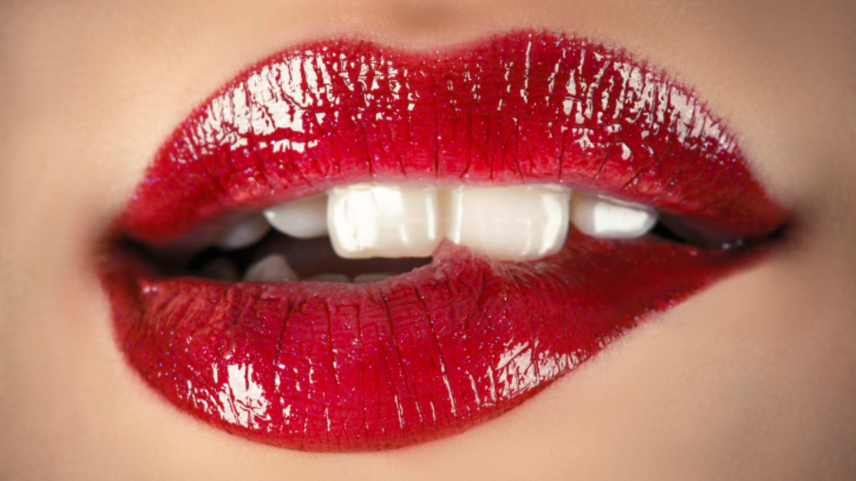 Rtěnka dodá ženě sex-appeal. A červená i opticky vybělí zuby.