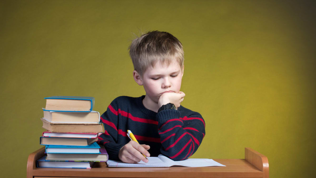 Škodí dětem dělání domácích úkolů?
