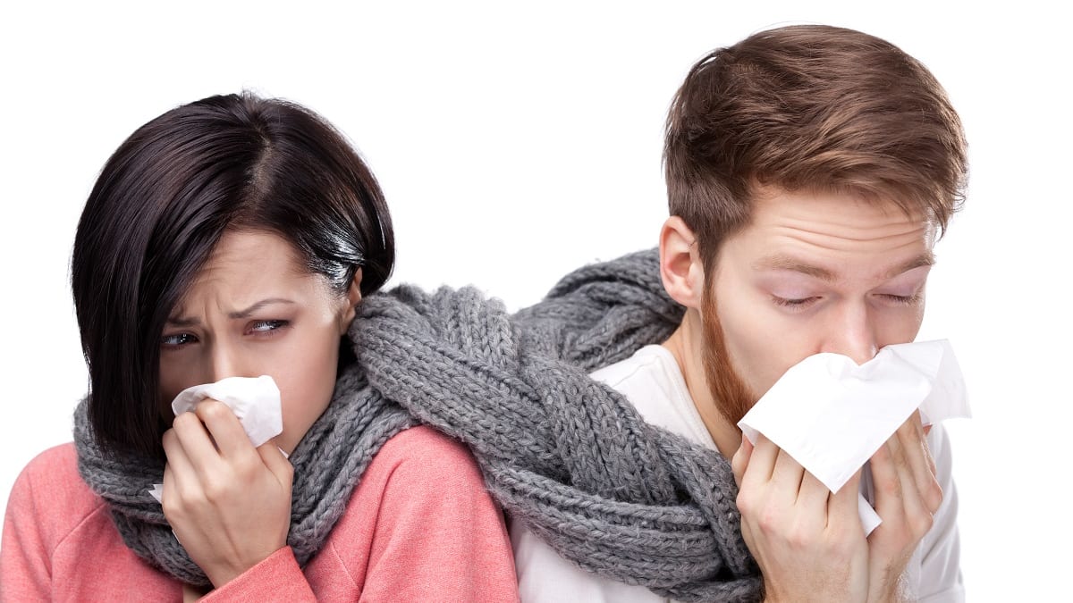 Pokud vás trápí silná rýma, raději zůstaňte doma v posteli, ať nenakazíte třeba kolegy v práci