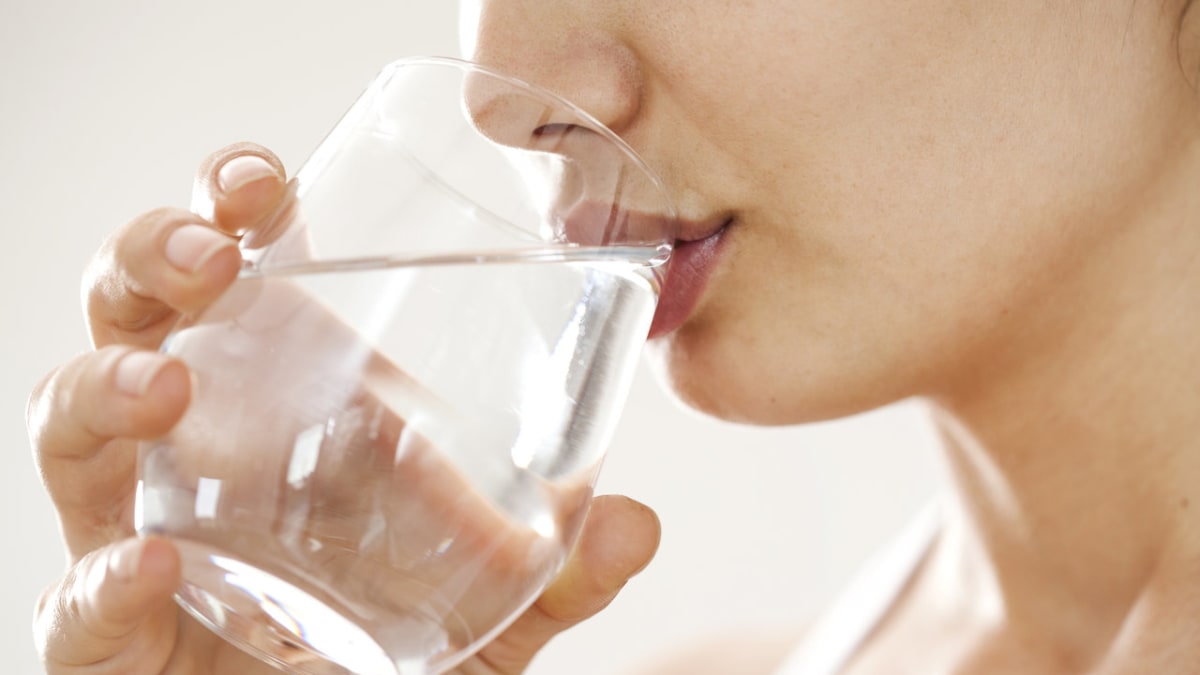 Je lepší pít vodu před jídlem, během jídla nebo až po jídle?