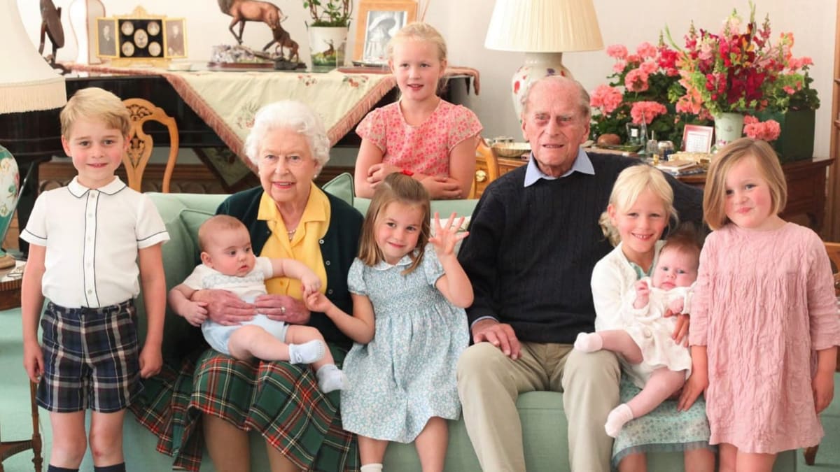 Vévodkyně Kate zveřejnila dojemný rodinný snímek královny Alžběty II. s Philipem a pravnoučaty.