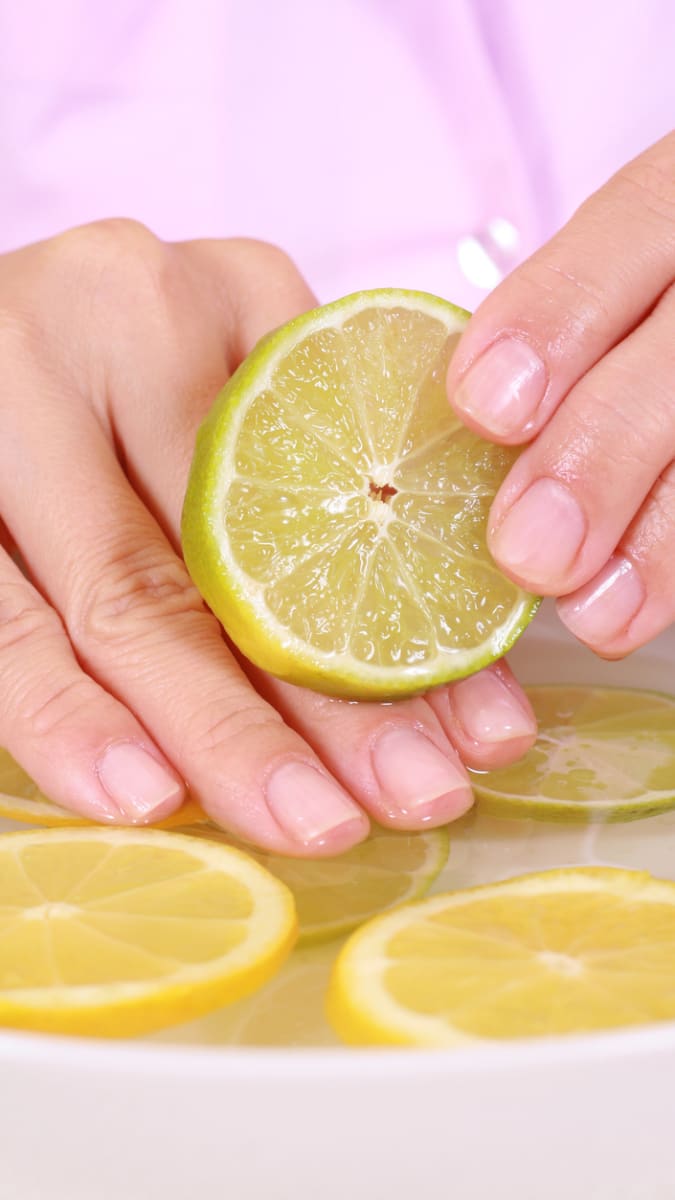 7 úžasných způsobů, jak využít citrón ke zkrášlení pleti nehty