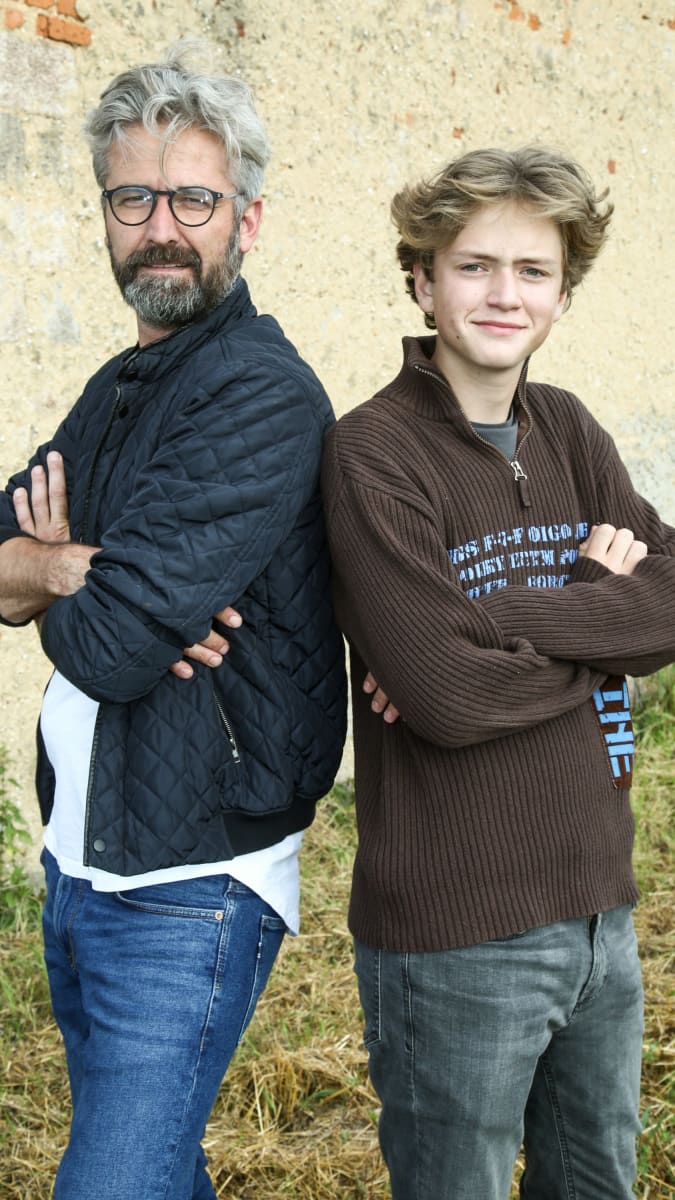 Roman Zach hraje v seriálu se svým synem Prokopem.