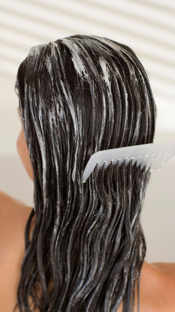 6 chyb, které možná děláte při mytí vlasů kondicionér