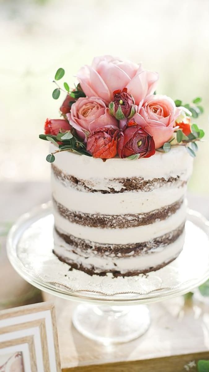 Živé květy růží jsou nádhernou ozdobou na dorty