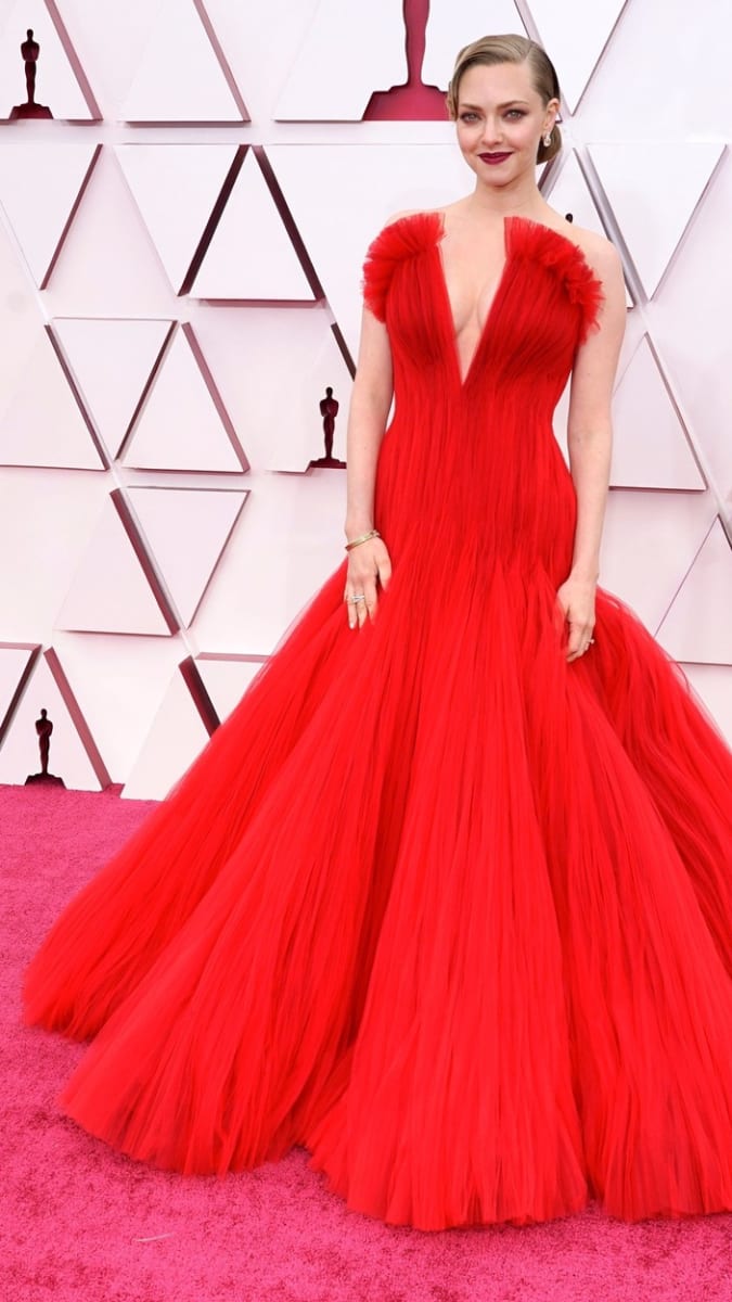 Herečka Amanda Seyfried má na sobě šaty značky Armani