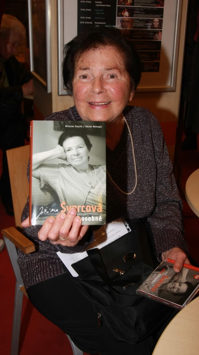 Jiřina Švorcová se svou knihou Jiřina Švorcová osobně.