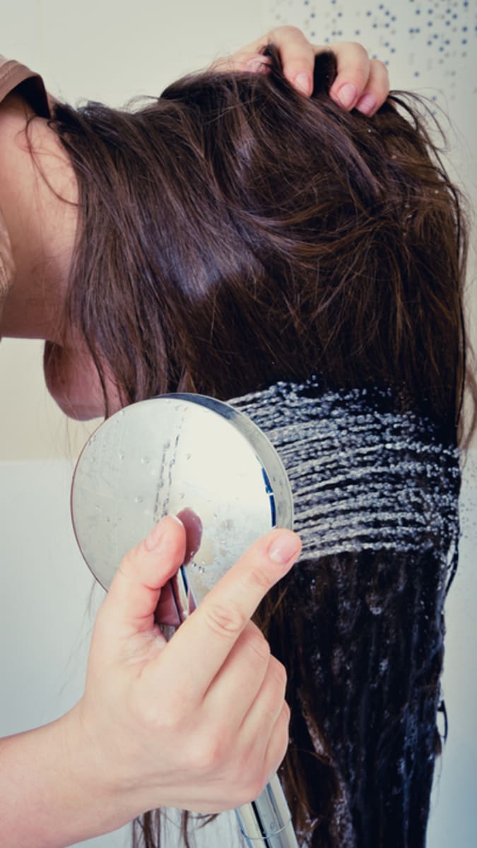 6 chyb, které možná děláte při mytí vlasů pod vodou