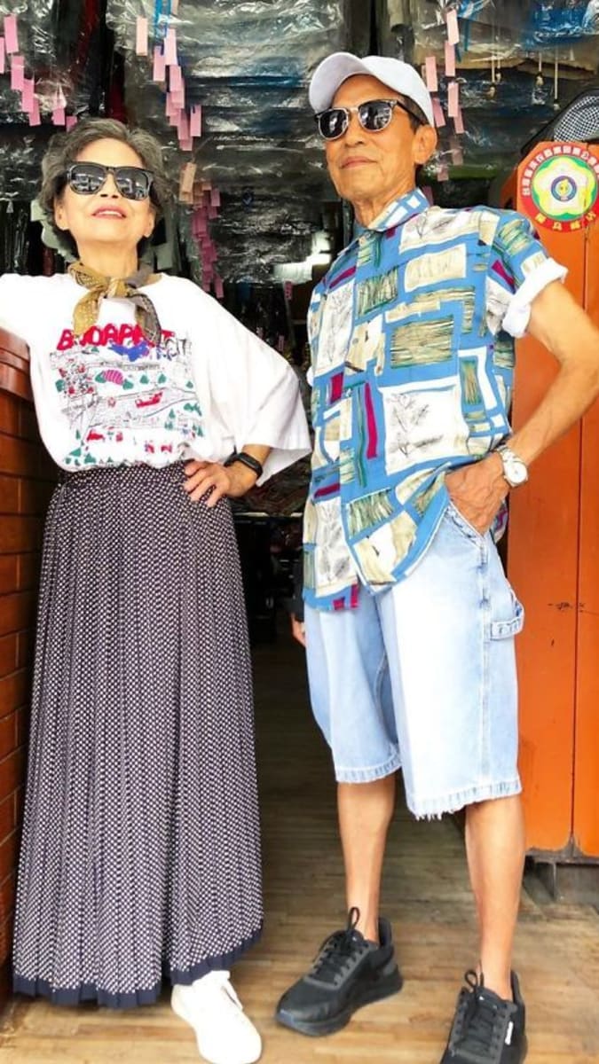 Postarší pár z Asie tvoří outfity z oblečení, které si lidé nevyzvedli z jejich prádelny