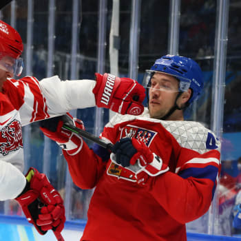 Obránce Nicholas Bernsdorf dává ránu Janu Kovářovi. Celkově Dánsko uštědřilo na úvod olympijského hokejového turnaje ťafku.