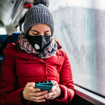Žena s respirátorem v autobuse