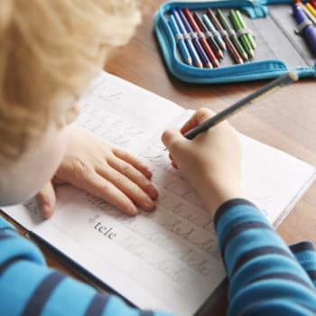 Spoustě malých školáčků dělá potíže správně držet tužku