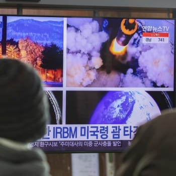 Lidé v Soulu pozorují v televizi odpal severokorejské rakety.