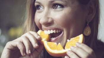 5 obyčejných potravin, které vám znatelně vybělí zuby