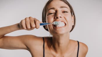 Krvácejí vám dásně? Kromě správného čištění pomůže i jitrocel nebo ibišek