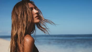 Vlasy v létě: nedostatečná péče se vám může vymstít