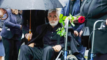 Pohřeb Libuše Šafránkové: Zarmoucený vdovec Josef Abrhám řekl poslední sbohem své lásce
