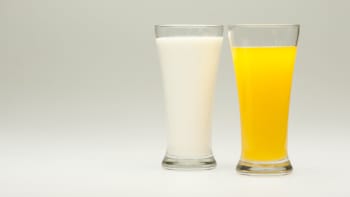 Pomerančový džus, nebo mléko: Co je po ránu lepší?