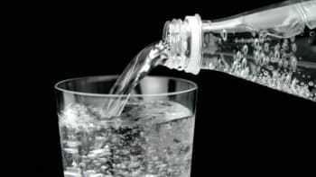 Voda vs sodovka: Opravdu bublinky škodí zdraví?