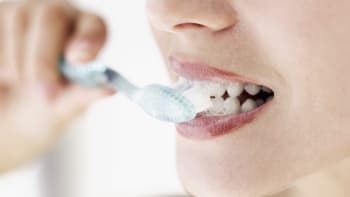 Máte citlivé zuby? Pomůže správná technika čištění!