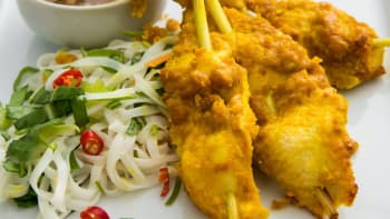 Kuřecí špízy sataj na thajském salátu z rýžových nudlí